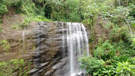 Expulsión-Aérea-De-Cascadas-Tropicales,-Cataratas-Del-Carmelo-En-Granada