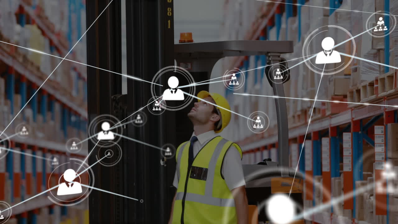 red de iconos de perfil contra el supervisor masculino caucásico mirando a su alrededor y caminando en el almacén