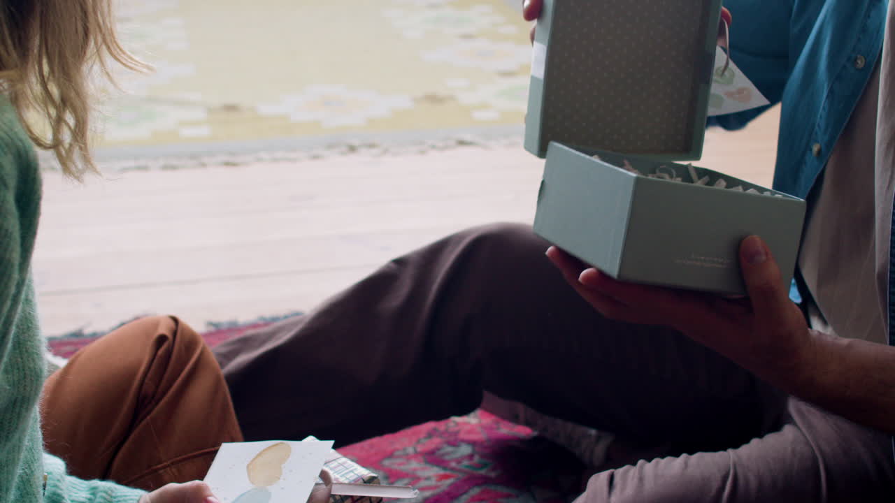 카펫에 앉아 행복 한 젊은 커플