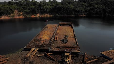 remolques de barcazas a orillas del río tocantins para transportar troncos cortados en la selva amazónica - vista aérea