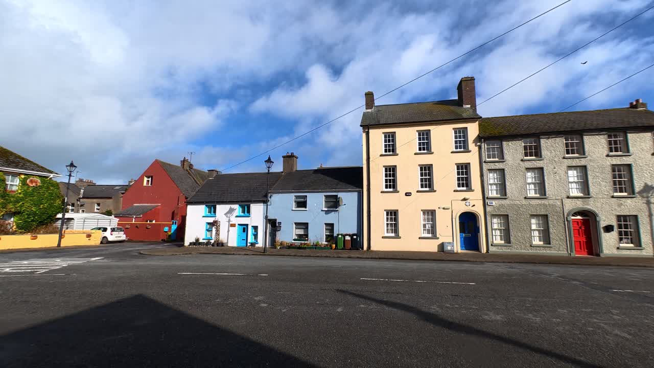 Prachtig gerestaureerde traditionele huizen in het vissersdorp Passage East, Waterford, Ierland.
