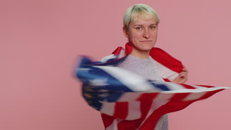 Millennial-Frau-Winkt-Und-Hüllt-Sich-In-Amerikanische-US-Flagge,-Feiert,-Menschenrechte-Und-Freiheiten