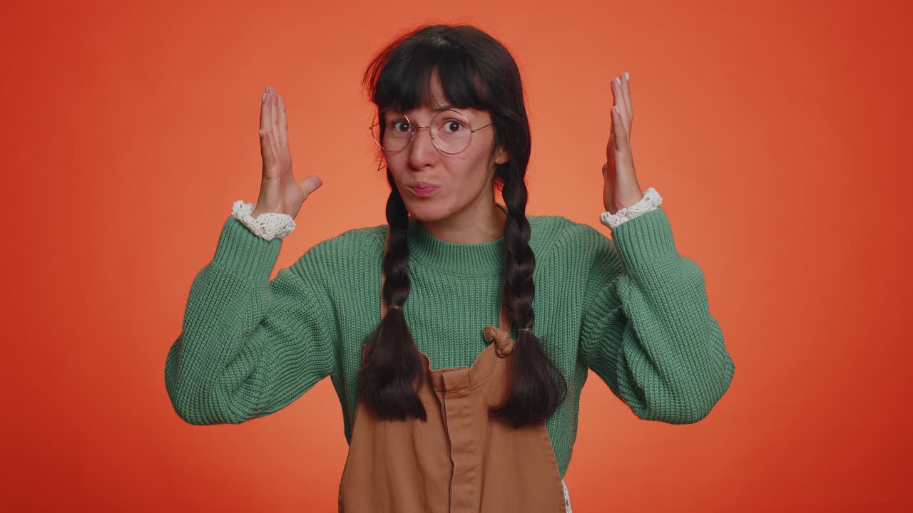 흥분 된 여자 머리 폭발을 보여주는 흥분, 걱정 충격 놀란 소녀, 와우 아이디어 유레카