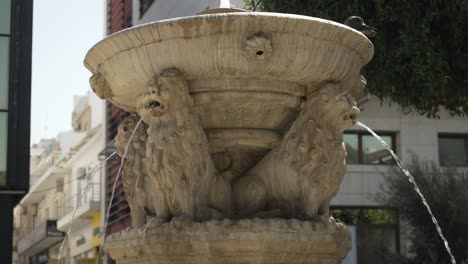 foto de cerca de la fuente del león de francesco morozini, famosa fuente de mármol en el centro de la ciudad de heraklion en creta