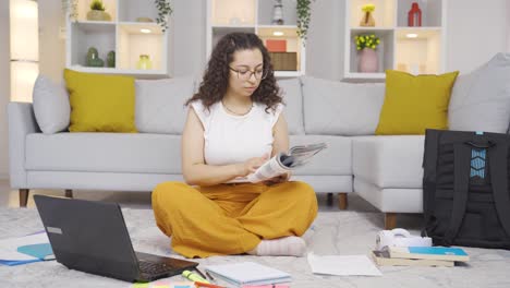 una estudiante feliz leyendo un libro.