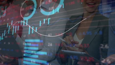 animación del procesamiento de datos del mercado de valores sobre diversos empresarios que utilizan dispositivos electrónicos
