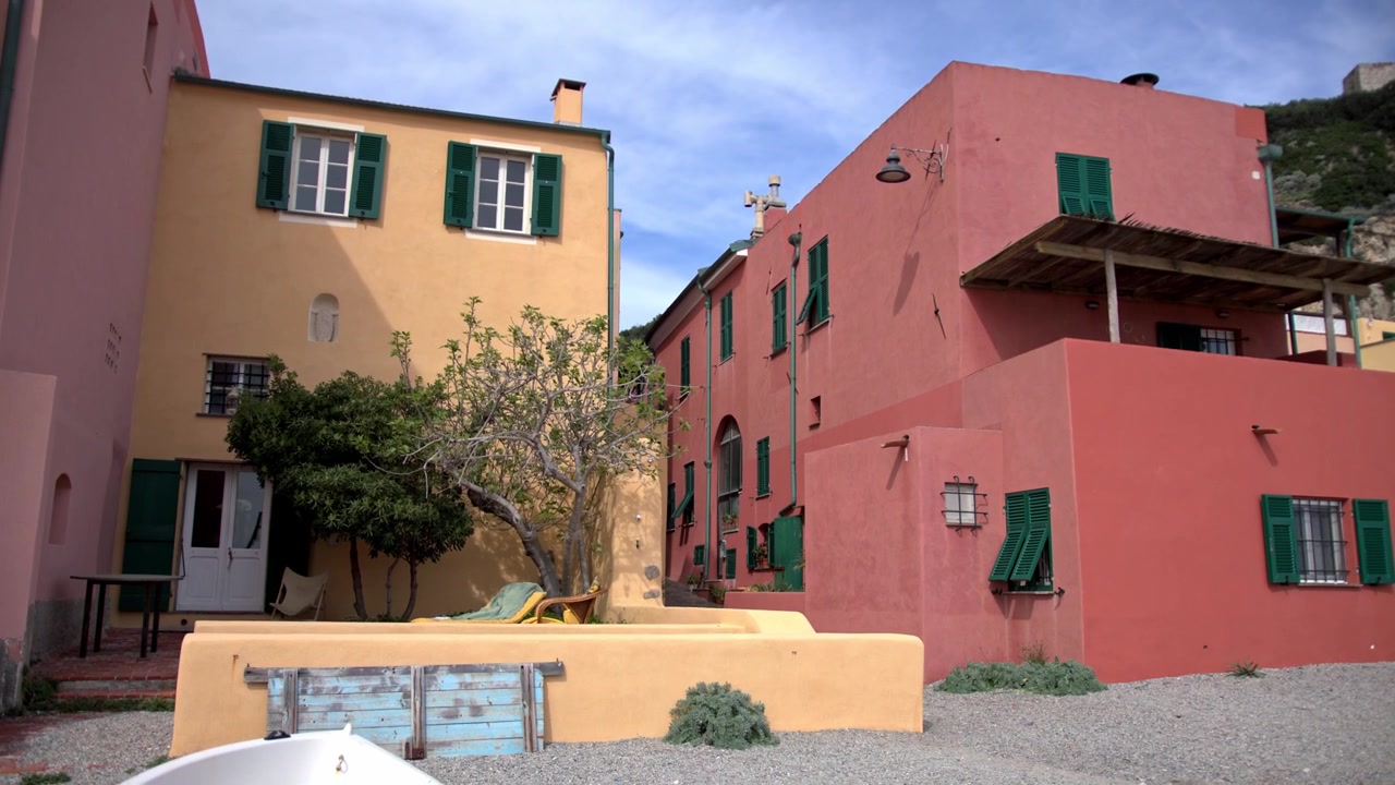 Maisons méditerranéennes colorées à Varigotti, Ligurie.