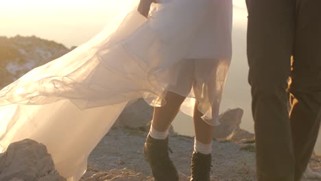 pareja caminando tomados de la mano durante la hora dorada, fuga de montaña, cámara lenta