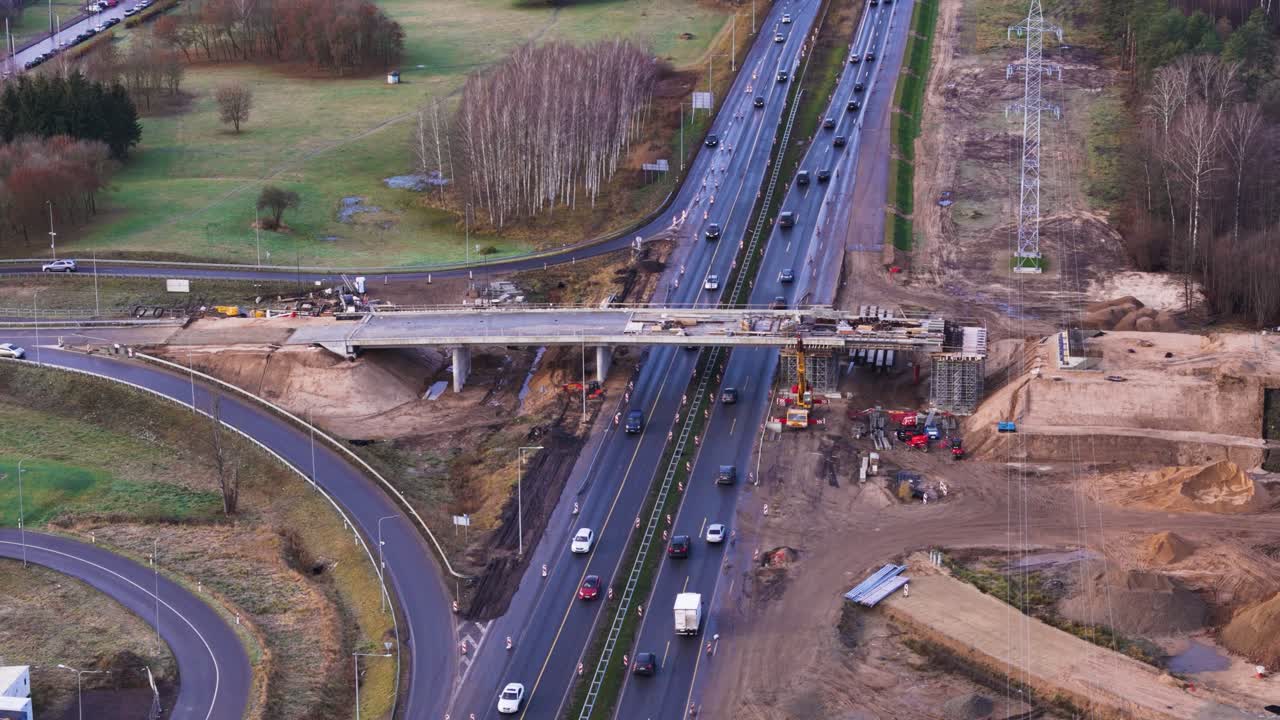 Drukte op de snelweg in Europa met een brugconstructie erboven, luchtfoto vanuit een baan om de aarde