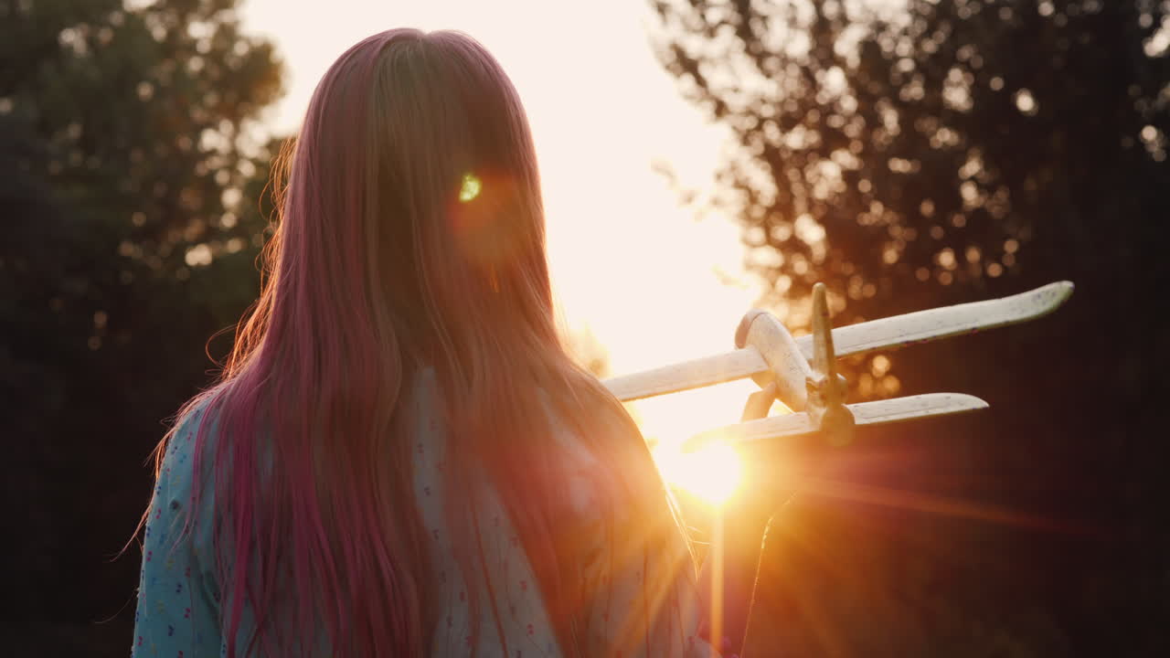 детские мечты - силуэт ребенка играет в самолете в лучах солнца