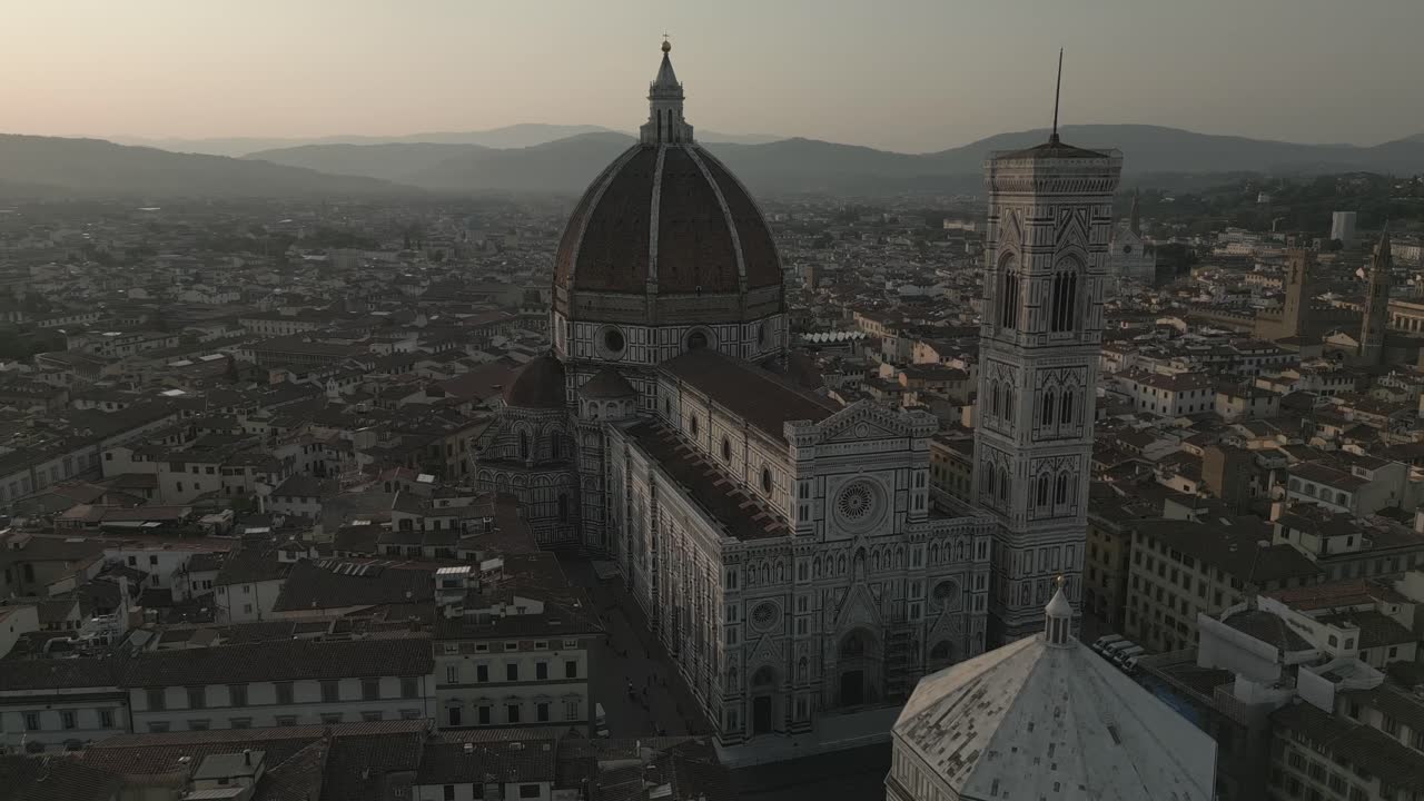 플로렌스의 듀오모 (duomo) 의 놀라운 드론 영상, 영화 및 fpv 관점.