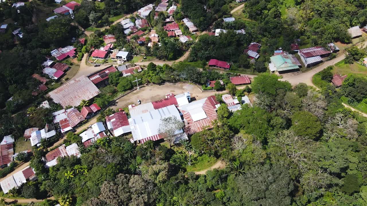 toma aérea de drones desde la tierra de la comunidad boruca en costa rica