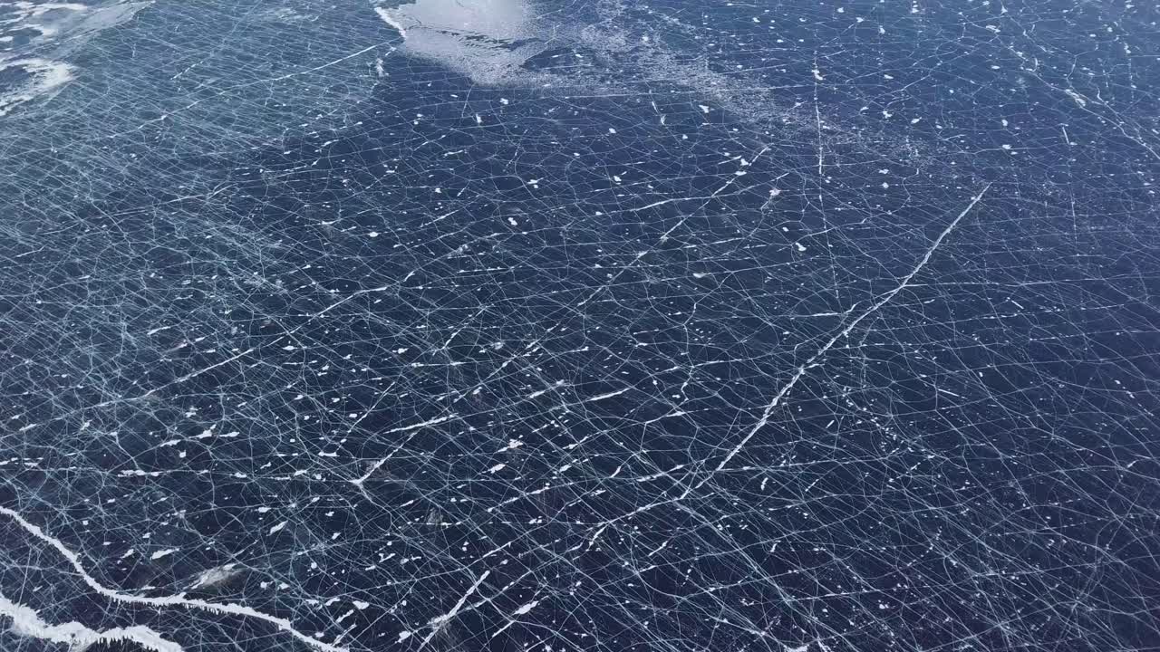 낮에 얼어붙은 바이칼 호수의 조감도