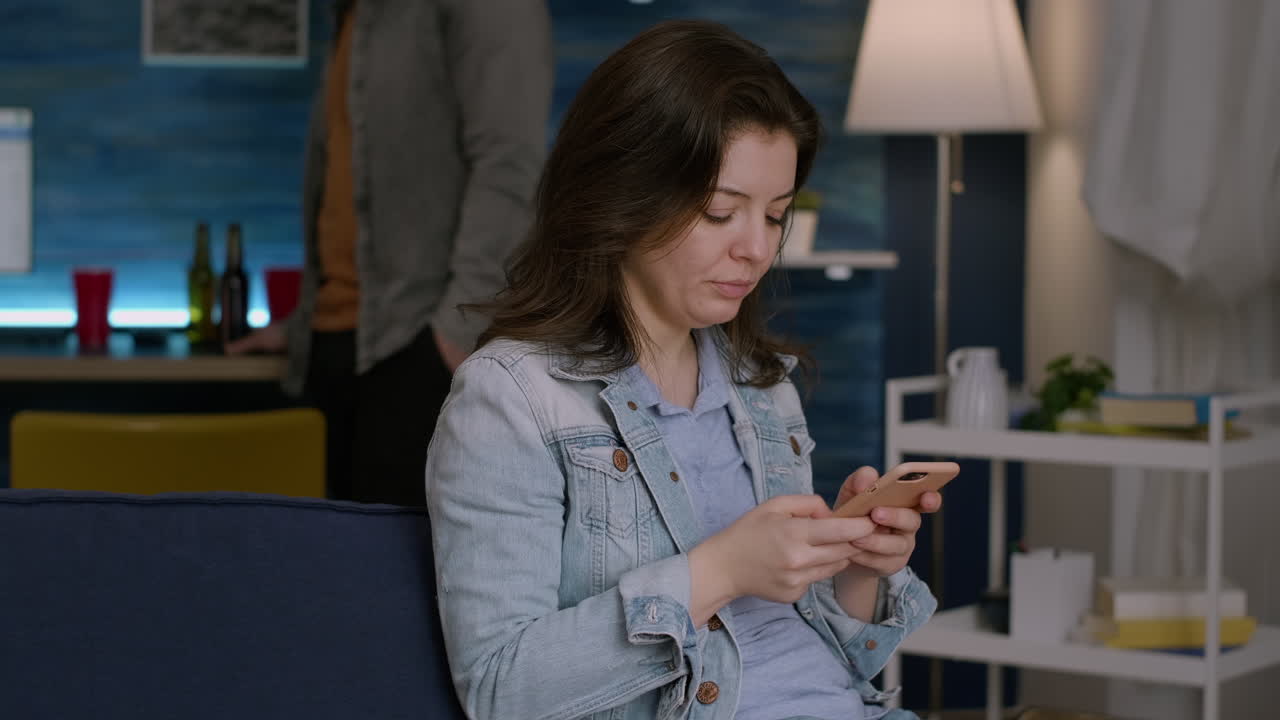 Mujer alegre navegando en las redes sociales con smartphone