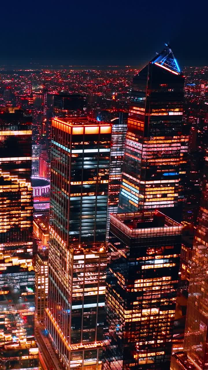 Belo panorama da deslumbrante Nova Iorque, EUA. Vista noturna cênica do centro da metrópole de uma perspectiva aérea.