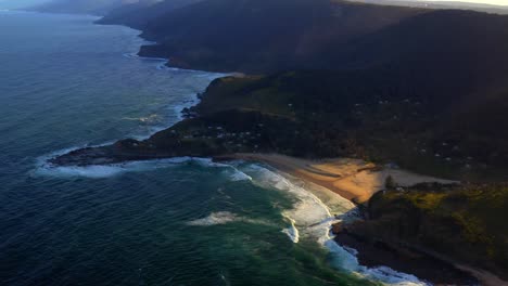 Mit-Blick-Auf-Den-Brennenden-Palmenstrand-Mit-Era-Beach-Auf-Dem-North-Era-Campground-Im-Royal-National-Park-In-Nsw,-Australien