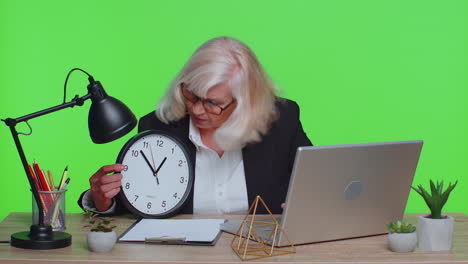 Senior-businesswoman-with-anxiety-check-time-on-clock,-running-late-to-work-being-in-delay-deadline