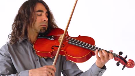 músico masculino hispano con el pelo castaño largo tocando el instrumento viola roja en cámara lenta contra el fondo blanco