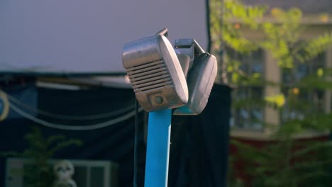 Dual-Microphone-Stand-at-Drive-In