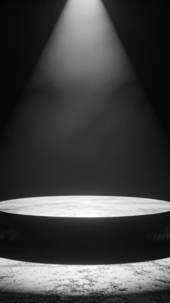 Video verticale: Faro tremolante che illumina un piedistallo con giochi di luce attraverso la foschia scura del palco.