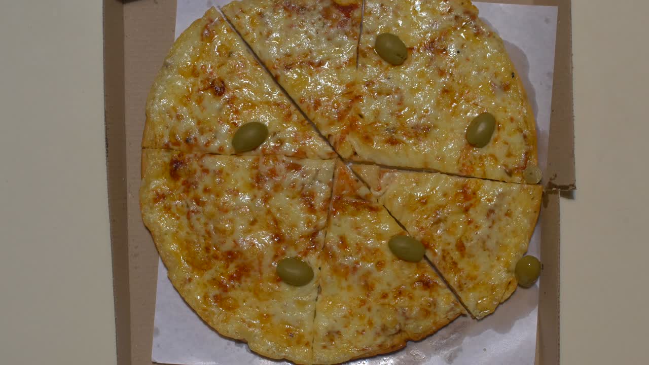 cortar la pizza de mozzarella muy rápido en 8 rebanadas