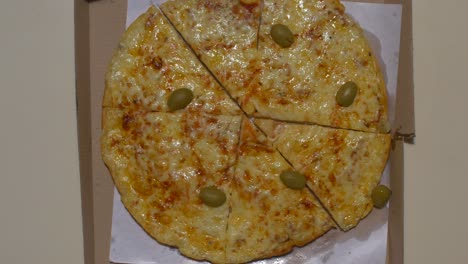 cortar la pizza de mozzarella muy rápido en 8 rebanadas