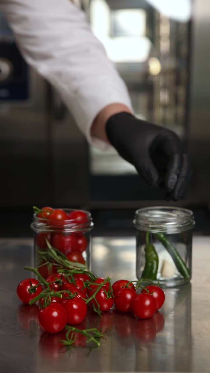 tomates y hierbas frescas en frascos