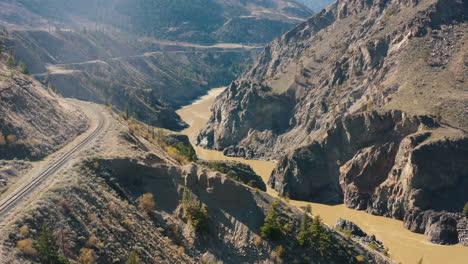 在懸崖邊的火車軌道上,空中上升到劇烈的山谷河峡