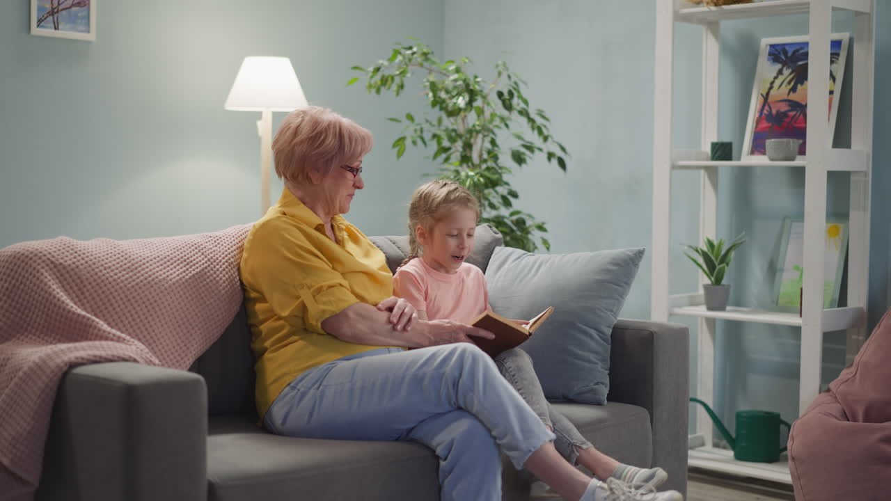 베이비시터가 손녀에게 가르치고 있습니다.