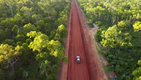 Luftaufnahme-Einer-Geländewagenfahrt-Im-Abgelegenen-Australischen-Outback,-Am-Späten-Nachmittag-Auf-Einer-Roten-Schotterstraße,-Clip-Eins