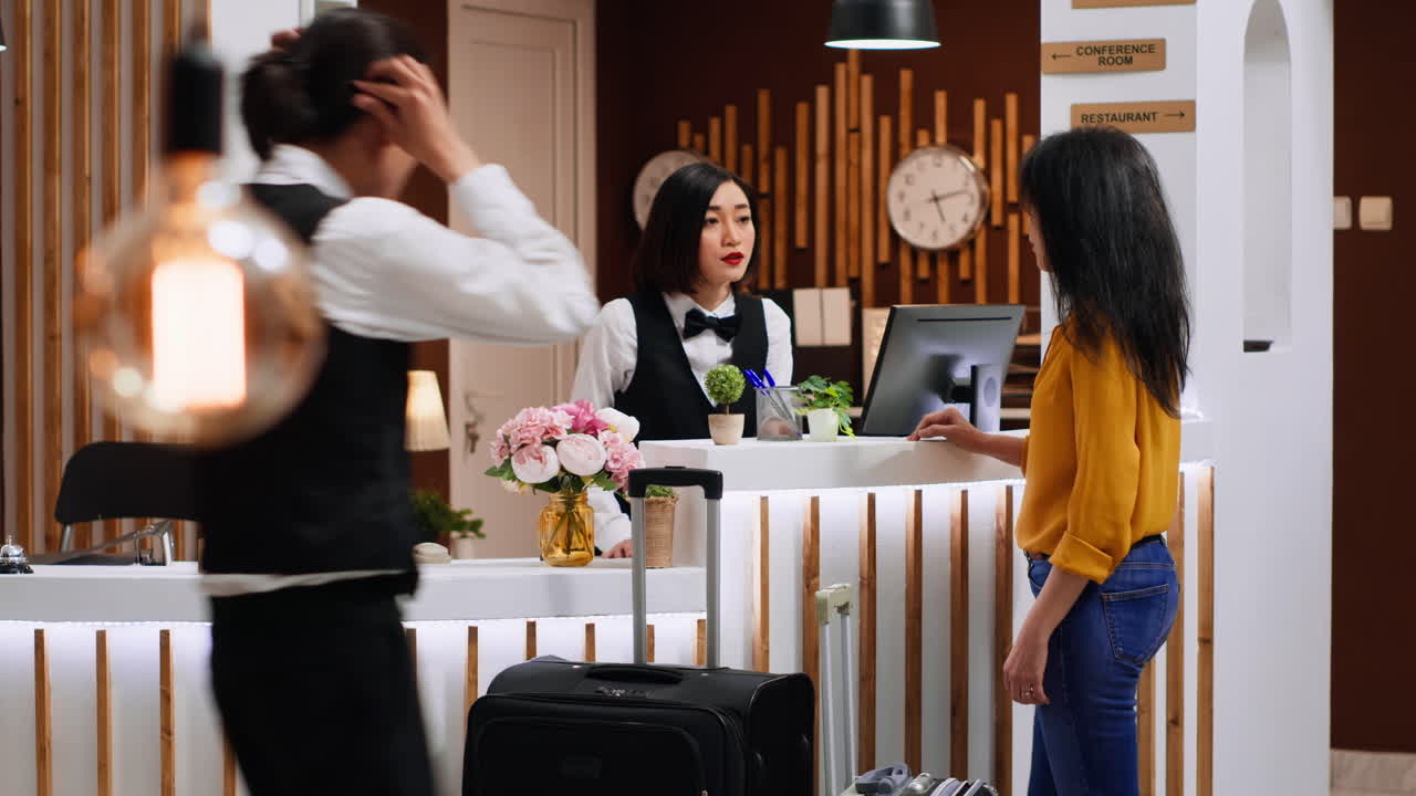 Personale asiatico che fa il check-in per un nuovo cliente