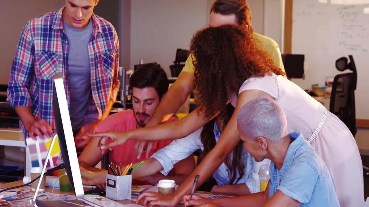 colegas teniendo discusión sobre copmuter personal