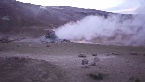 manantial caliente con vapor en las montañas