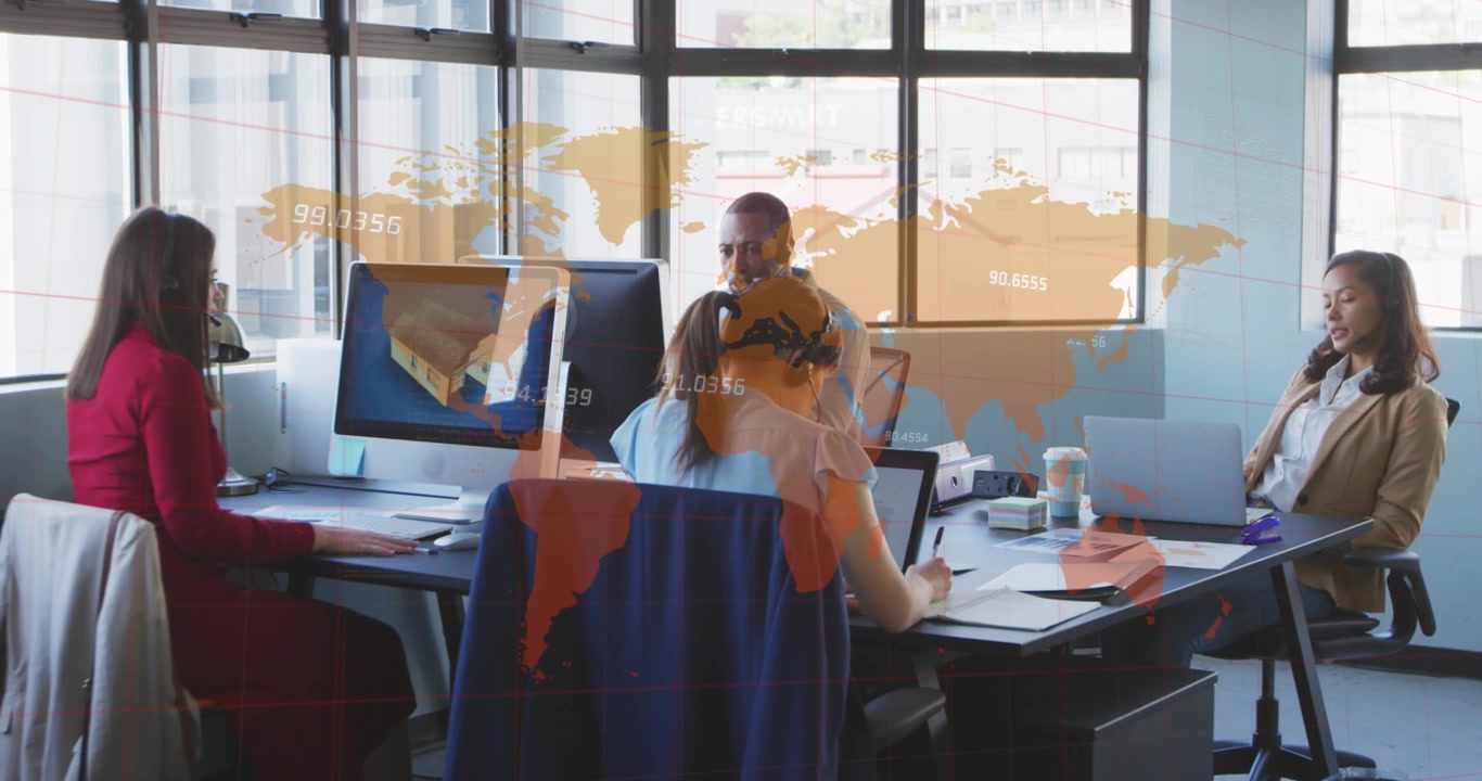 Animación de un mapa con números sobre trabajadores multirraciales trabajando en escritorios en una oficina.