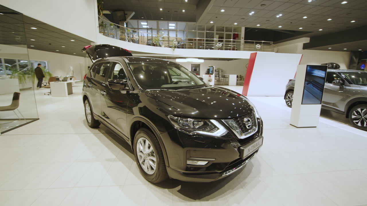 nissan x-trail en una sala de exposiciones