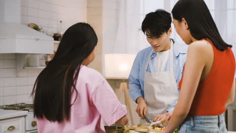 부엌에서 요리하는 세 명의 일본 친구
