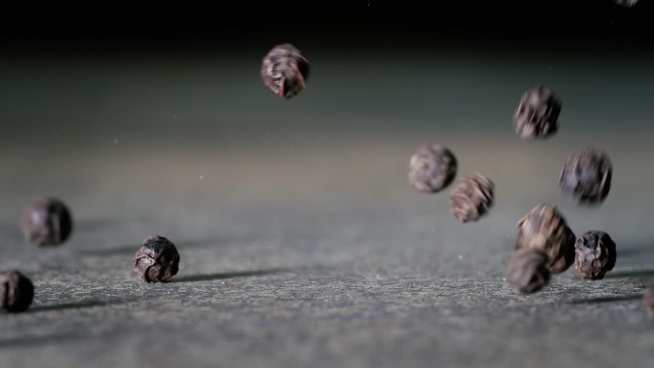 페퍼콘 (peppercorn) 또는 블랙 페퍼 (black pepper) 스파이스는 슈퍼 스로우 모션 카메라 1000fps로 촬영된 슈퍼 매크로 클로즈업입니다.