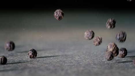 granos de pimienta o pimienta negra especia. súper macro de cerca. filmado con una cámara súper lenta de 1000 fps.