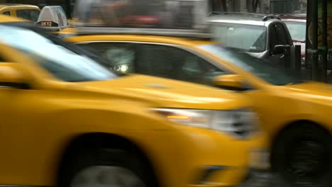 Verkehr-Auf-Stark-Befahrener-Straße-Im-Regen-In-New-York