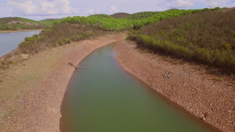 Ein-See-In-Der-Nähe-Von-Albufeira,-Portugal,-Mit-Menschen-Beim-Sup-ing