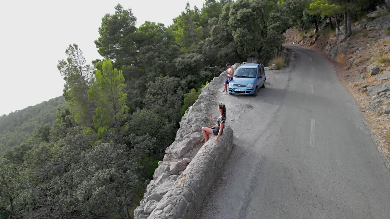 vista de drones sobre la ladera en el puerto de valldemossa en una tarde soleada