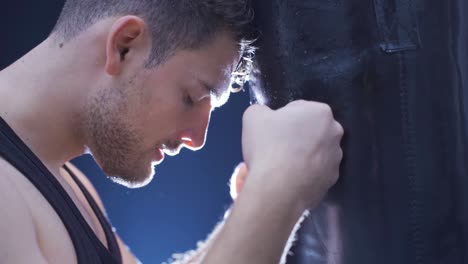 un boxeador cansado entrenando sin parar, sin rendirse.