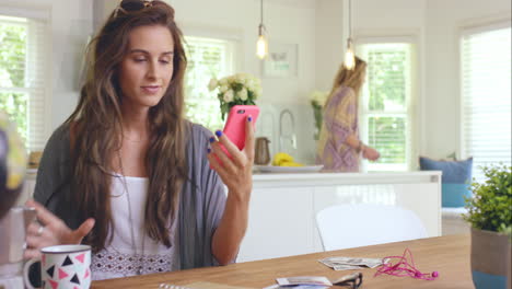 amigas planeando su viaje por carretera usando teléfono inteligente en casa