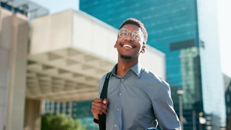 Negocios,-Hombre-Negro-Feliz-Y-Caminando-En-La-Ciudad.