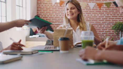 Celebración-De-Los-Cinco-Altos,-Reunión-De-Trabajo-En-Equipo