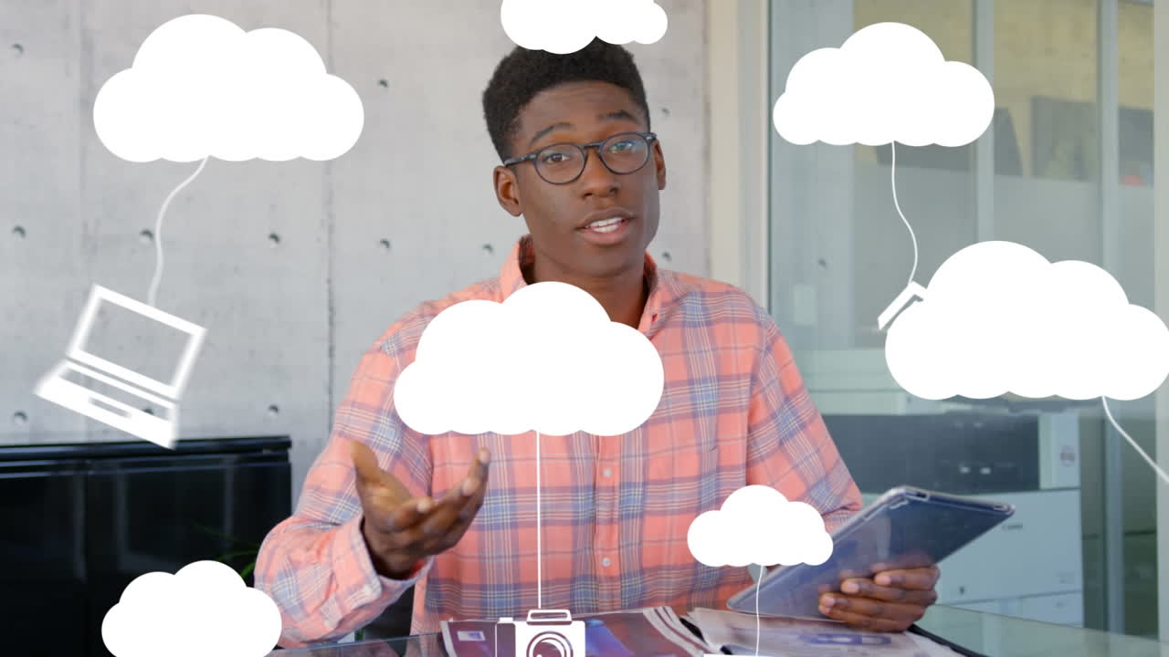 animación de nubes e iconos digitales sobre un hombre de negocios que usa una tableta