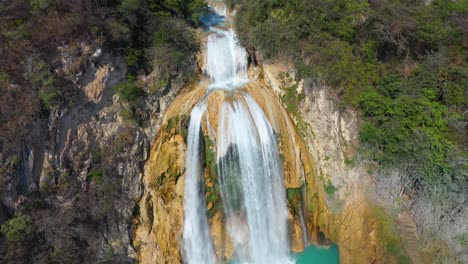 Hermosas-Cascadas-Que-Caen-En-Cascada-Por-La-Ladera-Rocosa-De-La-Selva-Tropical,-Antena-4k