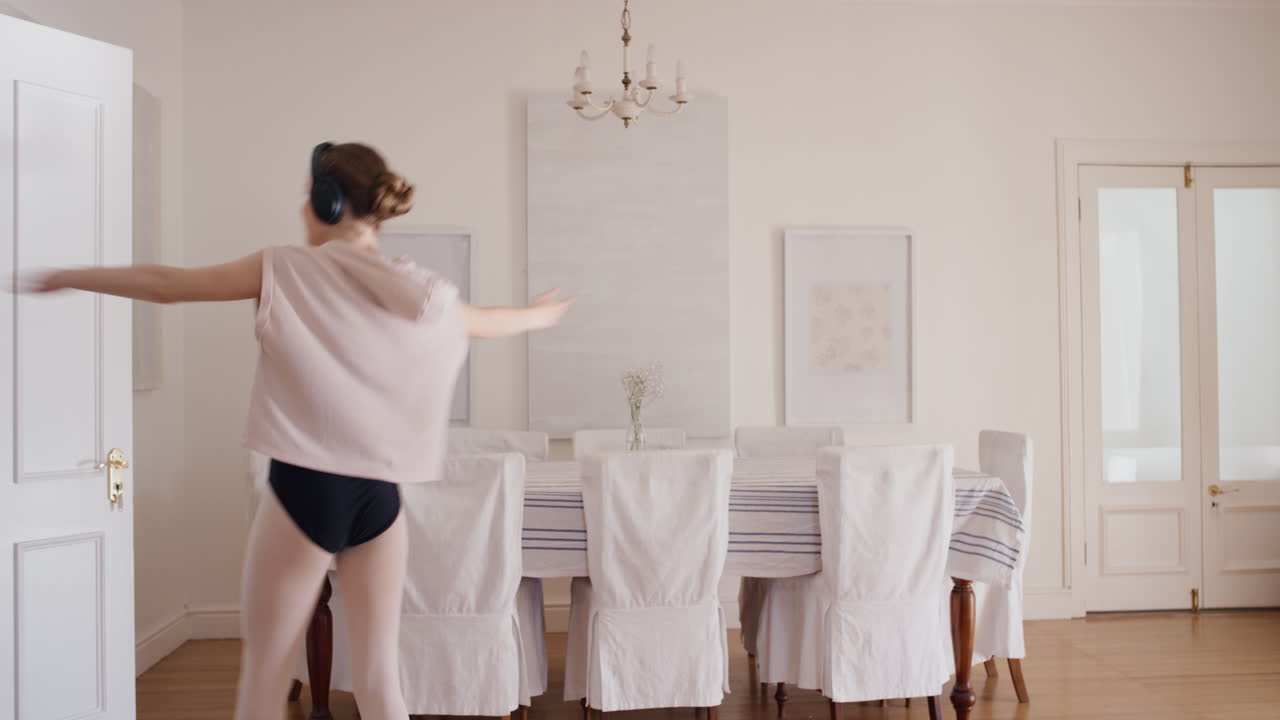 헤드폰을 착용 한 댄싱 십대 소녀 음악을 듣고 키 댄스 움직임으로 축하하고 자유를 즐기고 주말에 재미있게 4k