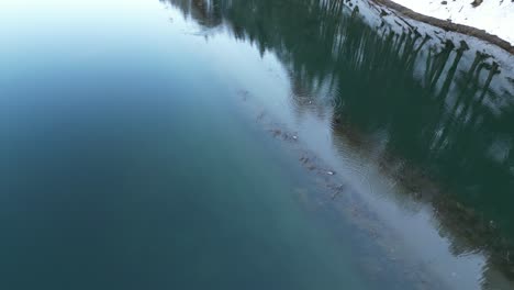 Obersee-Glarus-Schweiz-überflutete-Fahrbahn-Im-Wunderschönen-See