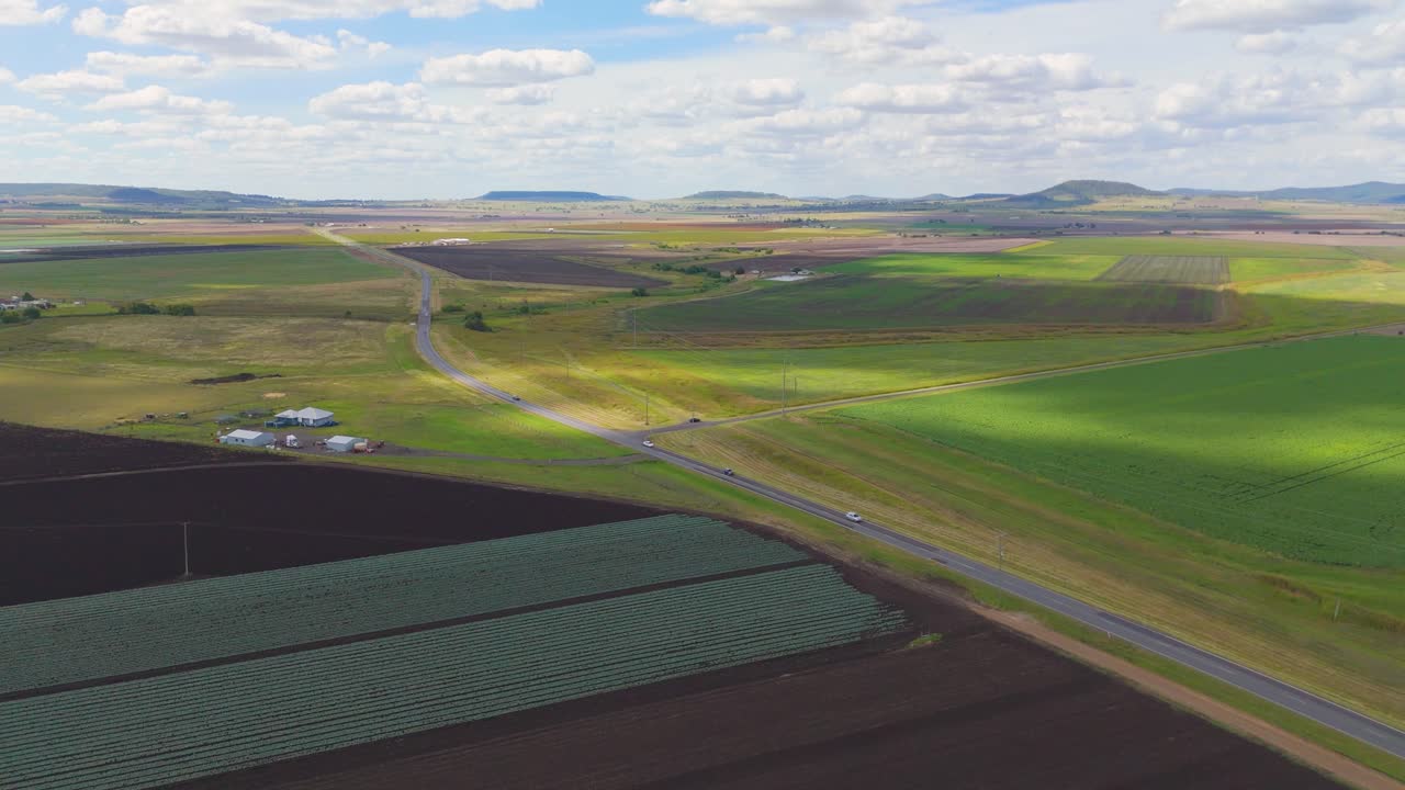 el avión no tripulado captura campos, carreteras y vehículos en movimiento